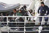 talská pobřežní stráž a námořnictvo zachránily za poslední dva dny na moři 4000 zejména afrických přistěhovalců, kteří se snažili dostat do Evropy. 