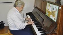 V přerovském okrsku v ulici Za mlýnem hrála voličům na klavír čtyřiaosmdesátiletá Zdeňka Malindová. Tentokráte si pro ně připravila i oblíbenou píseň T. G. Masaryka Ach synku, synku.