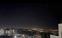 Írán zaútočil na Izrael drony a balistickými raketami