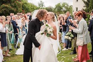 Na svatbě s Alexem Králem loni v květnu použila Markéta do šatů s odvážným výstřihem samozřejmě prsní pásky.