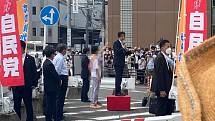 Japonský expremiér Šinzó Abe během předvolebního mítinku, při němž byl na politika spáchán atentát.