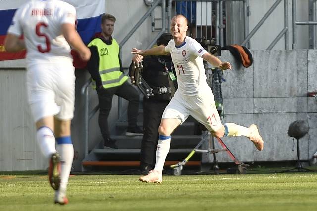 Michael Krmenčík se raduje, vsítil totiž první branku české reprezentace.