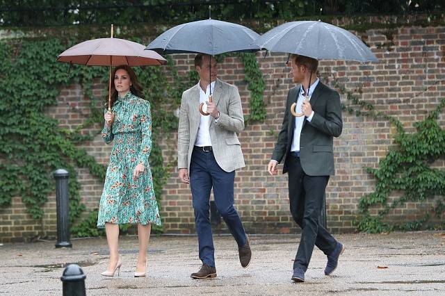 Princové William a Harry s Kate při návštěvě památníku princezny Diany