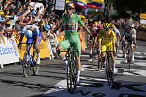 Osmou etapu Tour de France vyhrál po hromadném spurtu v Lausanne Wout van Aert  (uprostřed) před Michaelem Matthewsem (vlevo). Třetím místem si průběžné vedení upevnil Tadej Pogačar (vpravo).