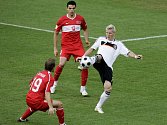 Němec Bastian Schweinsteiger (v bílém) se snaží zpracovat míč mezi dvojicí Turků Aythanem Akmanem a Gokhanem Zanem.