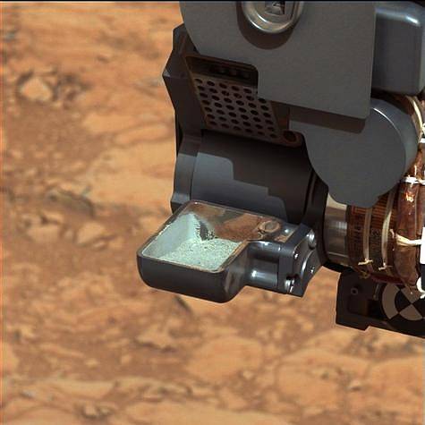 Sběr vzorků sondou Curiosity na Marsu.
