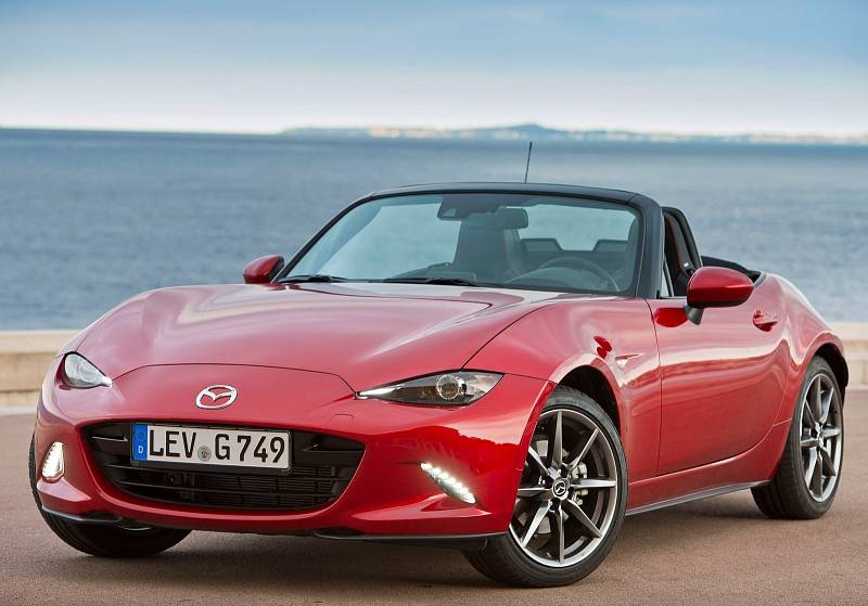 Klasická lehkonohá Mazda MX-5 s plátěnou střechou stojí přinejmenším 743 900 Kč