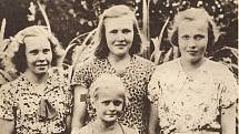 Případ vražd u Bodomského jezera byl srovnáván s vraždou sedmnáctileté finské dívky Kyllikki Saariové, k níž došlo v roce 1953. Ani tento zločin nebyl nikdy vyřešen. Na snímku stojí Kyllikki vpravo