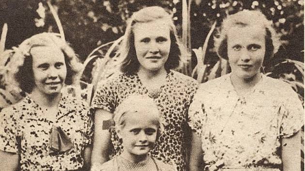 Případ vražd u Bodomského jezera byl srovnáván s vraždou sedmnáctileté finské dívky Kyllikki Saariové, k níž došlo v roce 1953. Ani tento zločin nebyl nikdy vyřešen. Na snímku stojí Kyllikki vpravo.