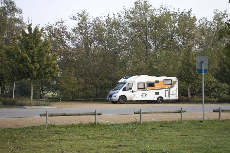 Stellplatz neboli parkoviště pro karavany často nabízí možnost vylití užitkové vody a načerpání nové.