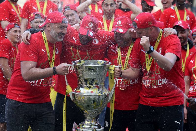 Mistrovské oslavy fotbalistů Slavie po zisku trofeje.