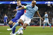 Vincent Kompany z Manchesteru City (vpravo) proti Dynamu Kyjev.