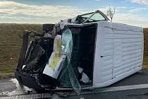 U Spomyšle na Mělnicku se 6. listopadu 2021 ráno srazilo osobní auto s kamionem a dodávkou. Řidič osobního auta při nehodě zemřel, další dva lidé utrpěli zranění.