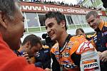 Dani Pedrosa se raduje z vítězství ve Velké ceně České republiky v MotoGP.