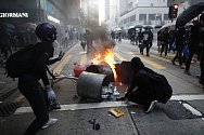Protesty v Hongkongu provázejí střety s policií