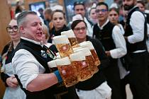 Číšník nese hostům pivo na začátku 187. mnichovského Oktoberfestu ve stanu Schottenhamel 17. září 2022