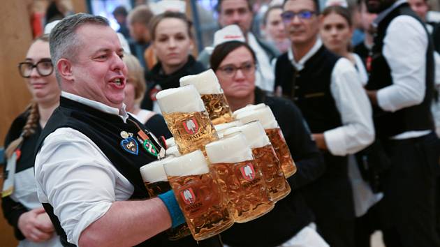 Číšník nese hostům pivo na začátku 187. mnichovského Oktoberfestu ve stanu Schottenhamel 17. září 2022