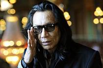 Americký folk-rockový zpěvák a písničkář Sixto Rodriguez.