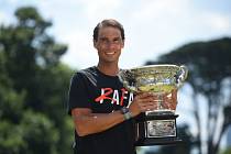 Rafael Nadal s trofejí pro vítěze Australian Open 2022-