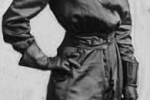 Harriet Quimbyová, jedna z průkopnic letectví. V šestatřiceti letech se stala první Američankou, která získala pilotní licenci. Celý život se vzpírala konvencím. Jako vůbec první žena tato novinářka a pilotka přeletěla Lamanšský průliv.
