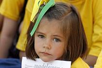 Dívenka v centru Madridu drží v rukou fotografii čtyřleté Maddie McCannové. Maddie někdo unesl 3. května z pokoje v portugalském Algarve, kde byla s rodiči na dovolené.