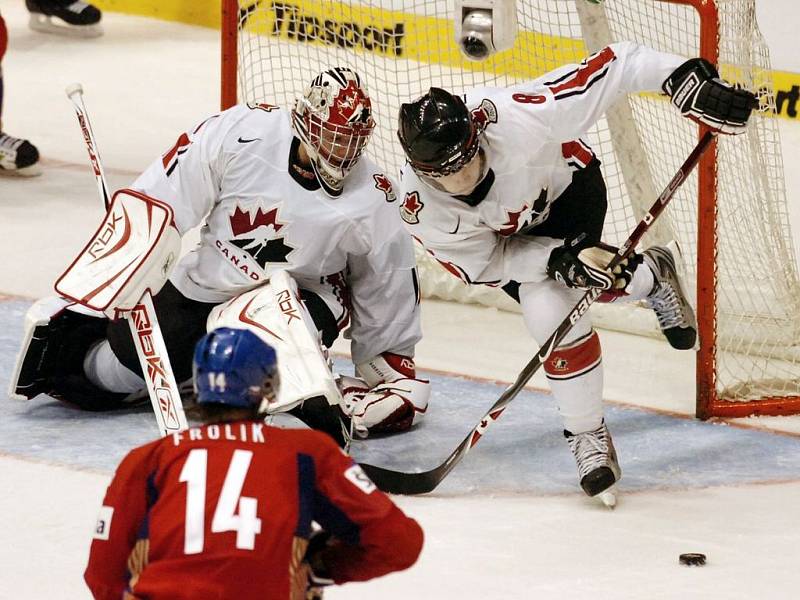 Česko - Kanada. Zleva Jonathan Bernier, Drew Doughty a Michael Frolík.