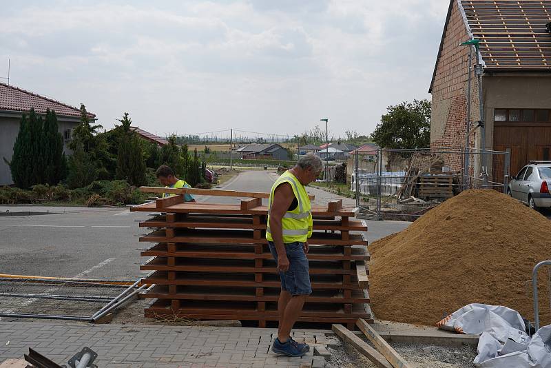 Měsíc po ničivém tornádu už poničené jihomoravské obce Lužice, Mikulčice, Moravská Nová Ves, Hrušky a hodonínský Pánov částečně prokoukly. Práce na zasažených budovách či hřbitovech je ale stále hodně. 