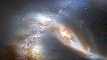 Z obou spirálních galaxií se stane jedna nepravidelná eliptická galaxie