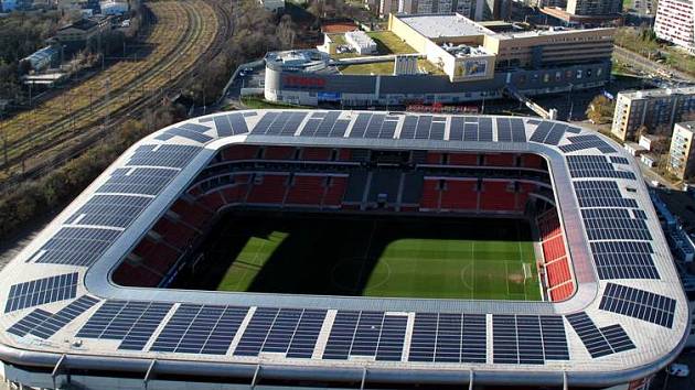 V zahraničí sportovní stadiony využívají fotovoltaiku, u nás je to stále problém 