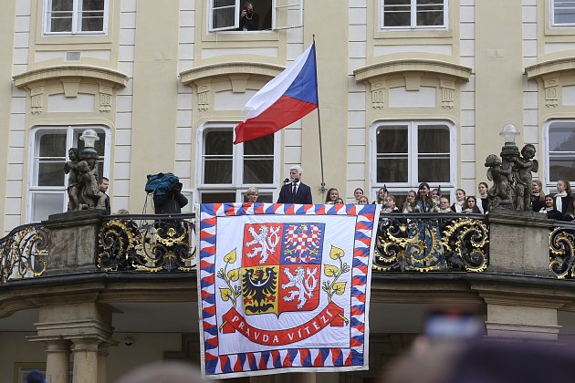 Inauguraci Petra Pavla sledovalo zaplněné nádvoří Pražského hradu. Nový český prezident k lidem promluvil z balkonu, zazněla i hymna