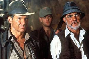 Harrison Ford (vlevo) se Seanem Connerym ve filmu Indiana Jones a Poslední křížová výprava