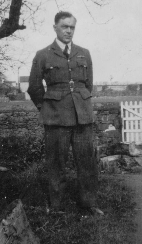 Jan Vella v uniformě důstojníka RAF