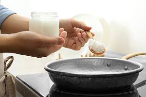 V kuchyni se jednou za čas kokosový tuk hodí, třeba na kari, do polévky nebo na smažení palačinek.