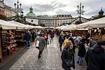 Vánoční trhy na Hlavním náměstí v Krakově nabízejí rukodělné výrobky i vynikající jídlo a pití. Autor snímku: Boguslaw Świerzowski/Kraków.pl