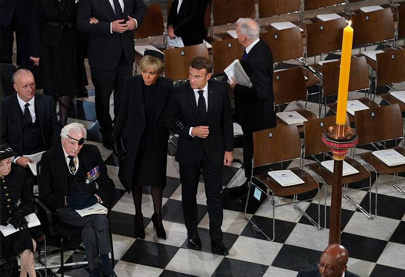 Francouzský prezident Emmanuel Macron se ženou na pohřbu britské královny Alžběty II. v Londýně