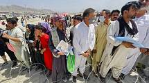 Davy lidí shromážděné u mezinárodního letiště v afghánské metropoli Kábulu.