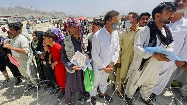 Davy lidí shromážděné u mezinárodního letiště v afghánské metropoli Kábulu, 17. srpna 2021