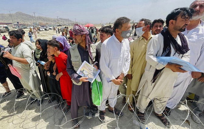 Davy lidí shromážděné u mezinárodního letiště v afghánské metropoli Kábulu, 17. srpna 2021