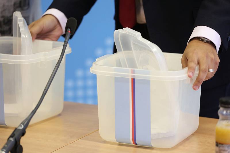 Losování čísel politických stran do parlamentních voleb 2021 v úterý 24. srpna.