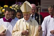 Papež František dal dnes Srí Lance jejího prvního katolického svatého. Na mši na pobřežní promenádě v Kolombu pro statisíce lidí svatořečil misionáře ze 17. století Josepha Vaze.