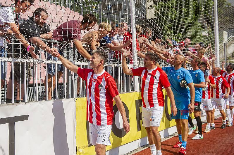 Fotbalové utkání bývalých hráčů FK Viktoria Žižkov a SK Slavia Praha k výročí 115. narozenin klubu Viktorie Žižkov 29. července v Praze. Jaroslav Šilhavý a Marek kincl při děkovačce.