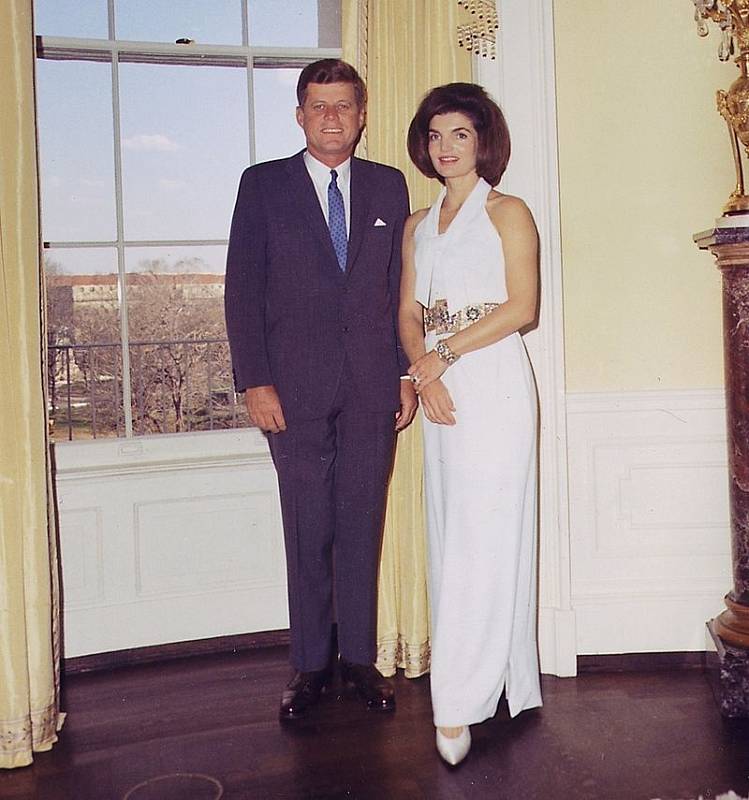 John F. Kennedy a jeho manželka Jackie byli považováni za ideální pár, jejich manželství bylo ale ve skutečnosti pořádně turbulentní. Museli se vyrovnat i s bolestnými ztrátami dětí.