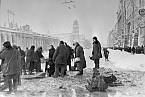 Obyvatelé obleženého Leningradu sbírají vodu, která po ostřelování natekla do kráterů v asfaltu na Něvském prospektu