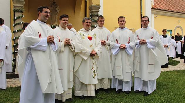 Římskokatolická církev pokládá celibát za oběť Bohu, která umožňuje kněžím soustředit se pouze na jejich povinnosti.