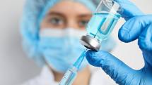 Už od července si mohou Češi nechat naočkovat čtvrtou posilující dávku proti novému koronaviru. 