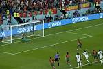 Cristiano Ronaldo z Portugalska střílí gól z penalty.