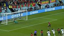 Cristiano Ronaldo z Portugalska střílí gól z penalty.