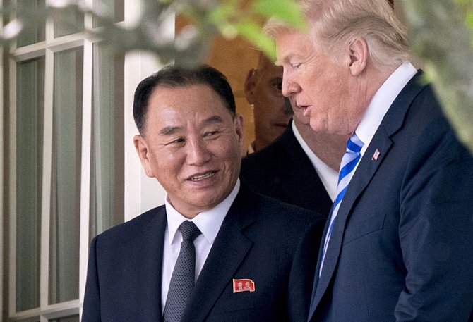 Vysoký činitel KLDR Kim Jong-čchol (vlevo) a americký prezident Donald Trump.