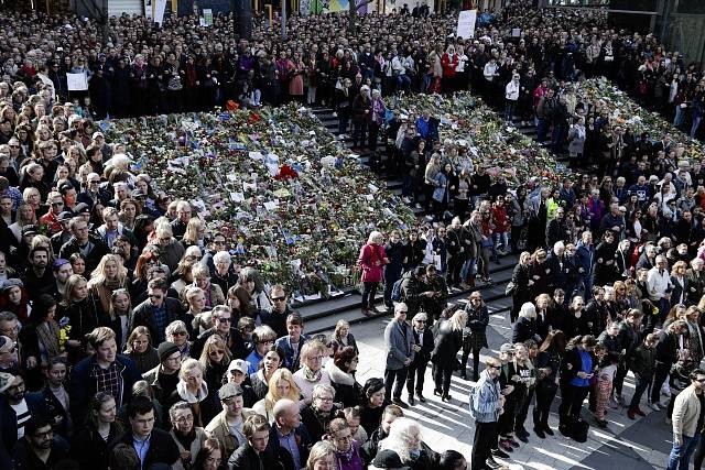 Útok ve Stockholmu. Lidé uctili památku obětem