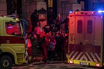 Záchranáři a policie pomáhají studentům a pracovníkům fakulty v Praze po střeleckém útoku.
